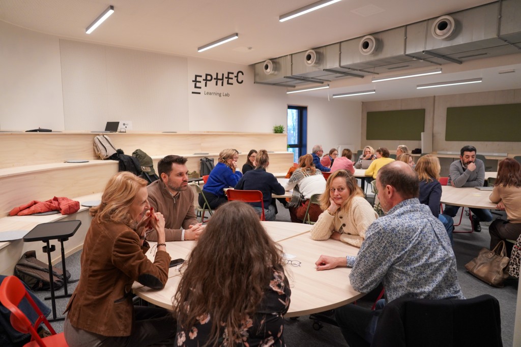 Des professeurs sont réunis dans le Learning Lab de Louvain-La-Neuve.