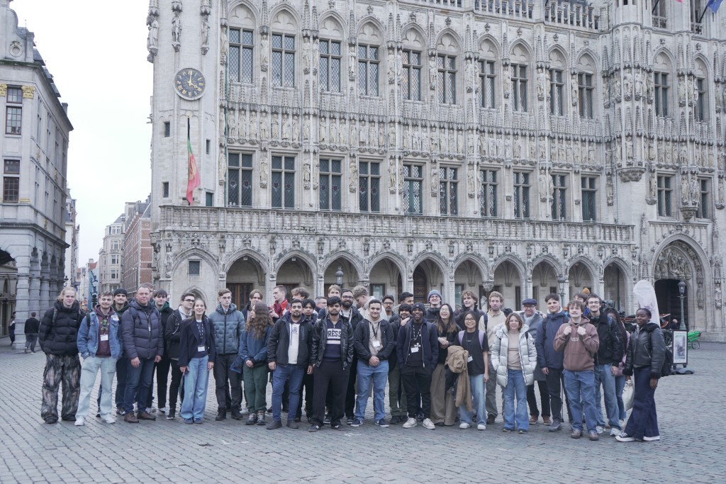Des étudiants du secteur tech sont sur le Grand'Place pendant leur semaine internationale
