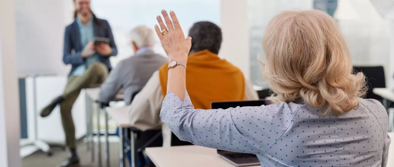 Elève qui lève la main en classe