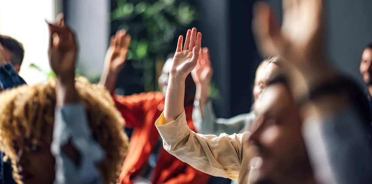 Etudiants qui lèvent la main