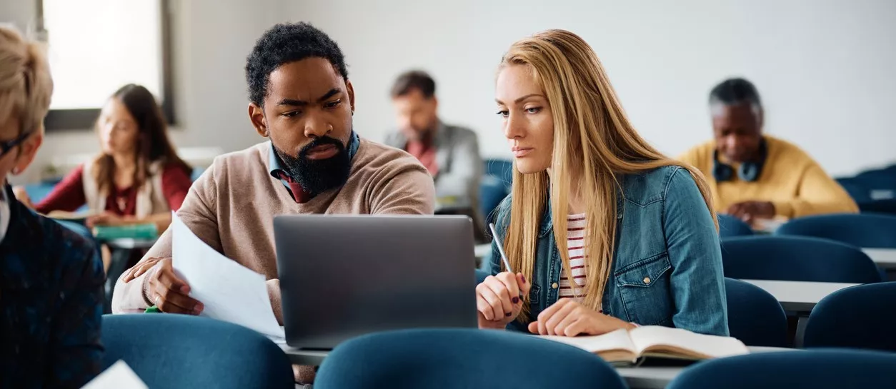 Etudiants en classe, concentrés