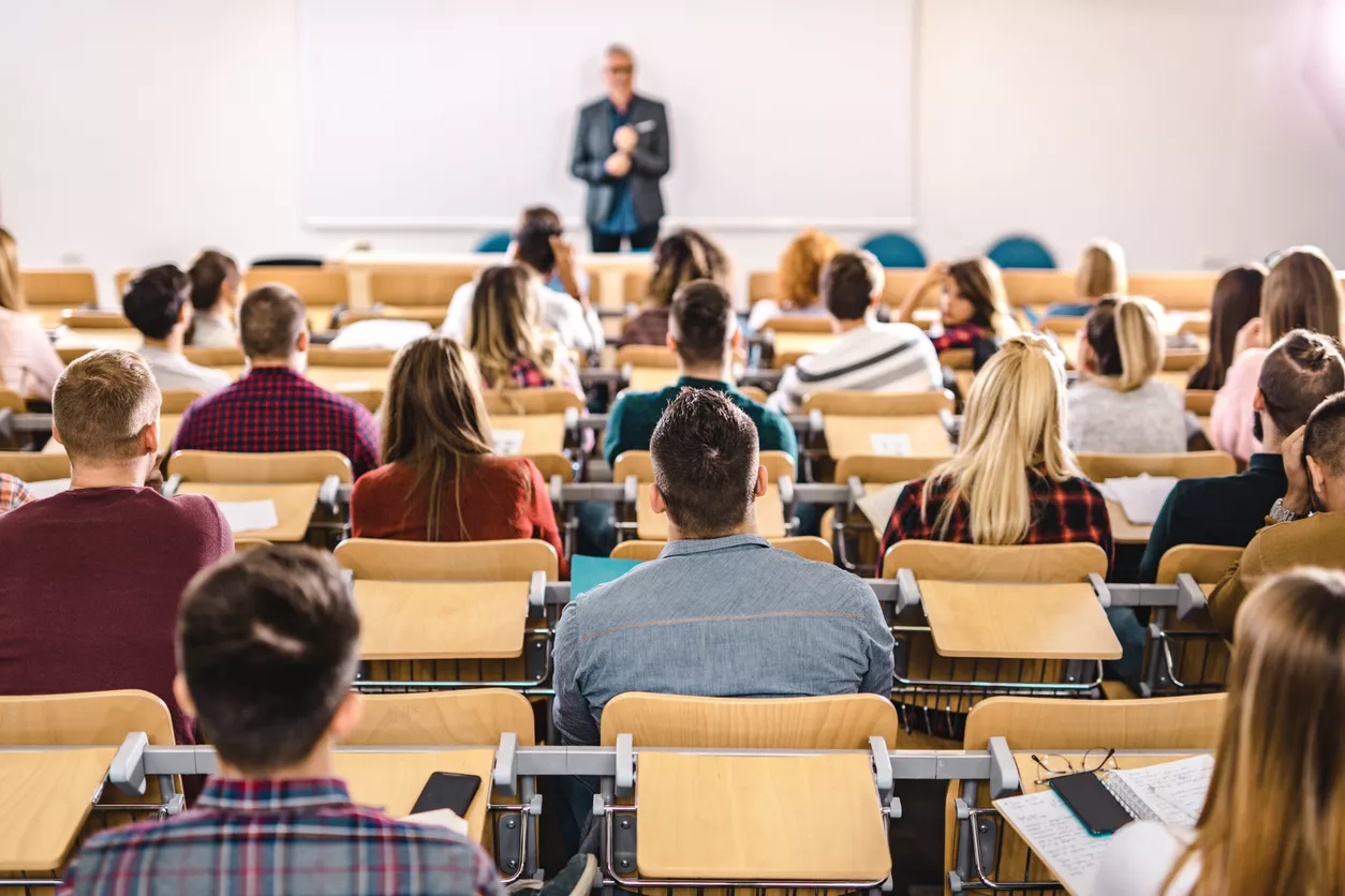 Professeur enseignant dans sa classe à l'EPHEC