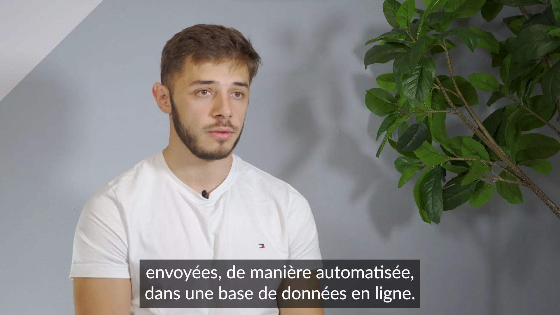 Etudiant qui parle face cam