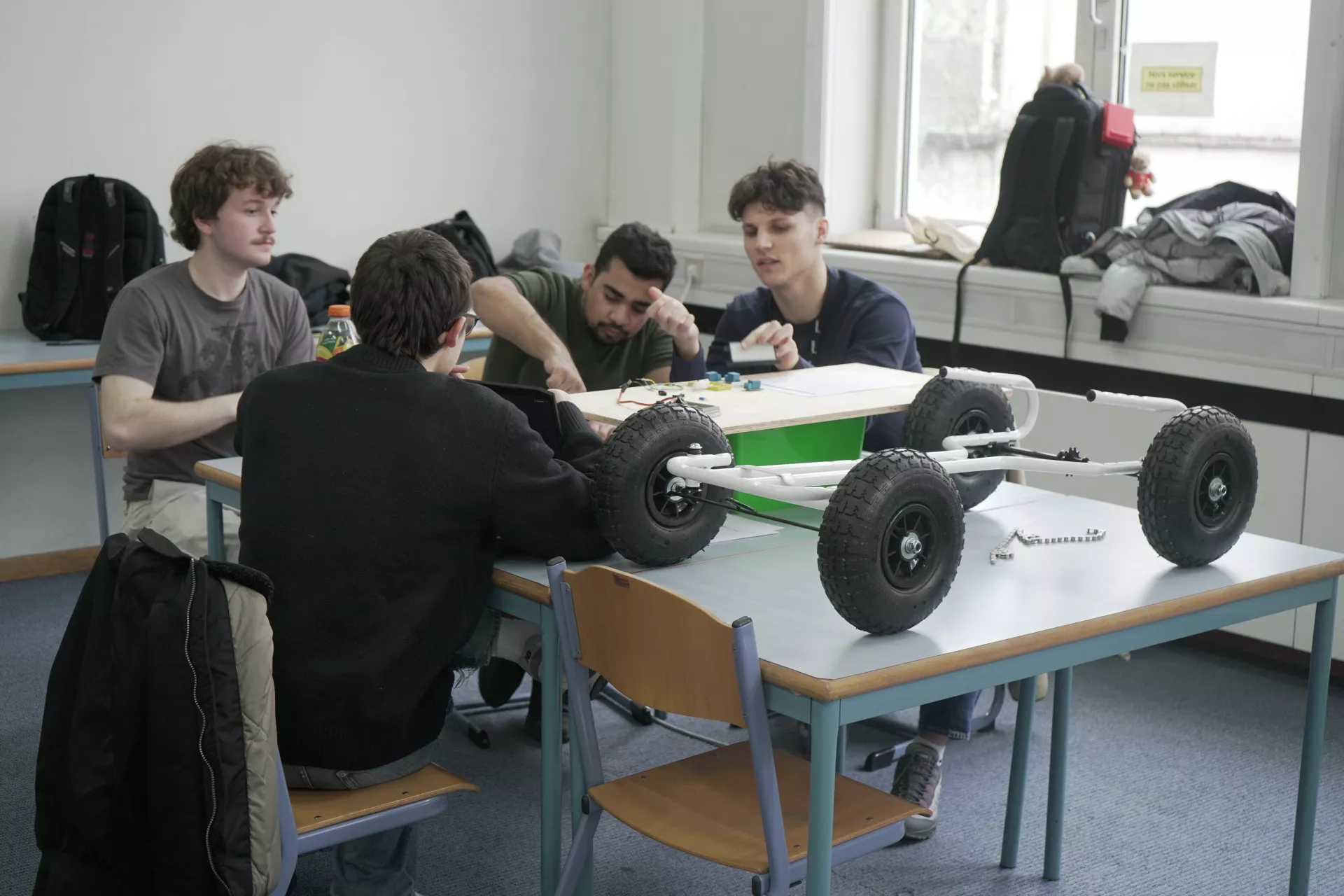 Les étudiants du secteur tech travaillent sur le cuistax téléguidé pour une semaine internationale