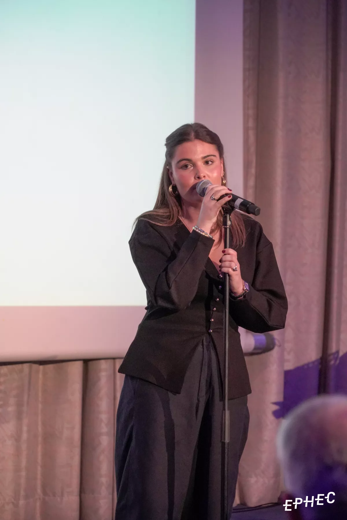 Noémie qui chante à la rentrée académique