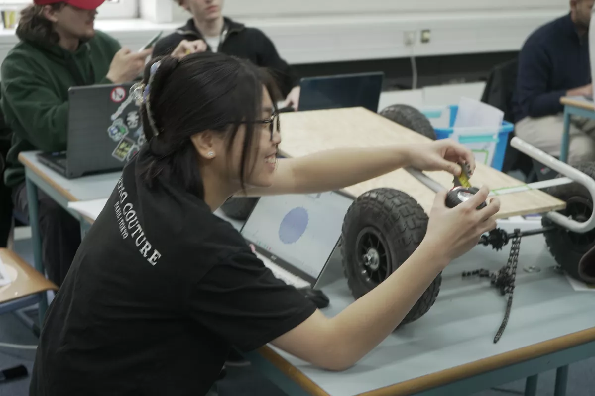 Une étudiante du secteur tech de l'EPHEC travaille sur le cuistax téléguidé durant la semaine internationale